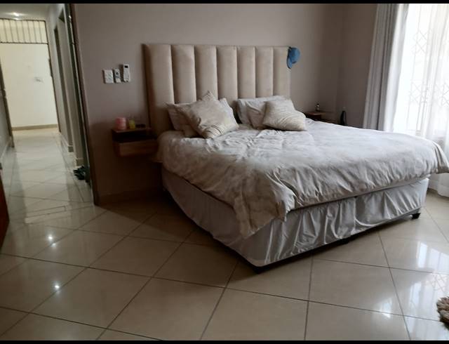 6 BEDROOM HOUSE FOR SALE IN ZINNIAVILLE
